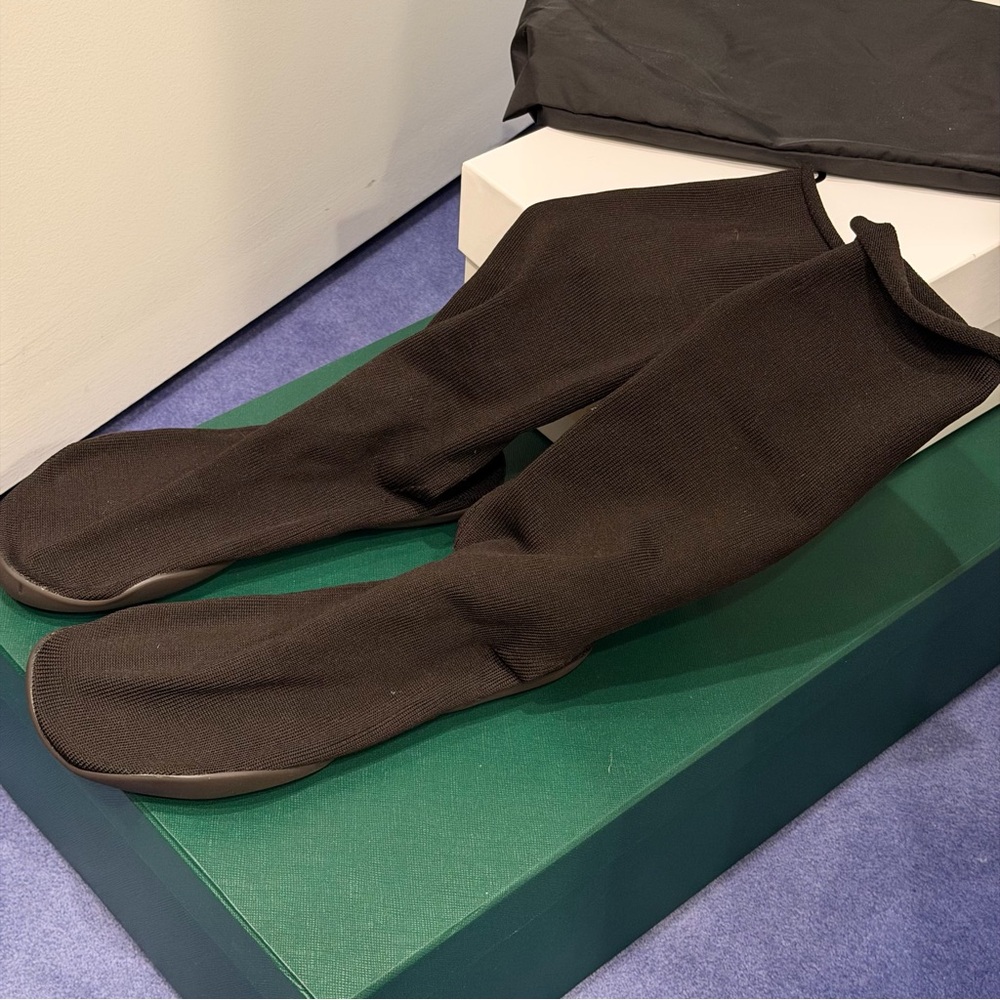 NWT.  Yeezy Pods designed by Yeezy Black Sock Shoes SIZE 1